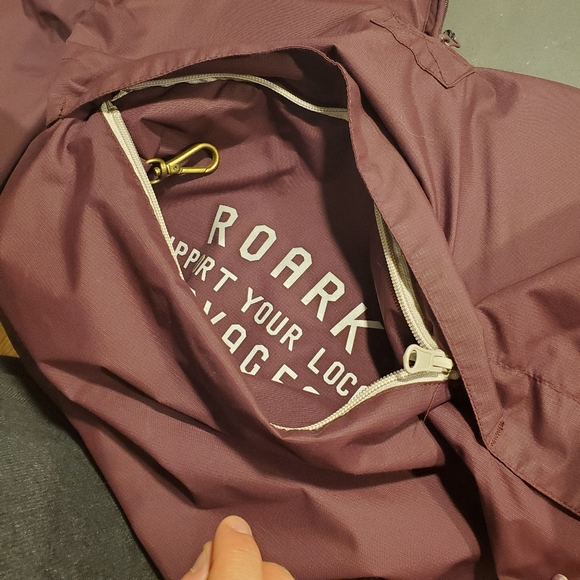 Roark pull over rain jacket/ windbreaker. Size small - Picture 9 of 14